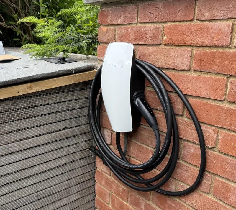 Tesla Wall Connector instalado por Solventium